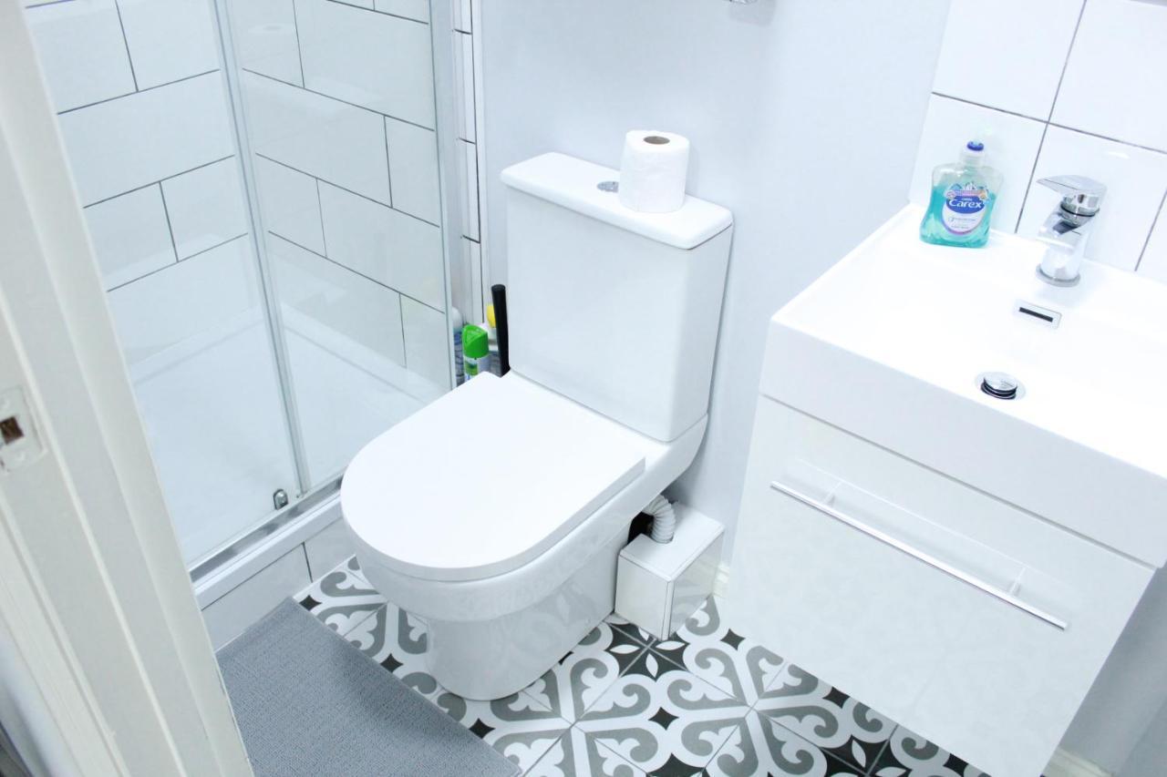 Homestay Private Toilet, 15 Min To London