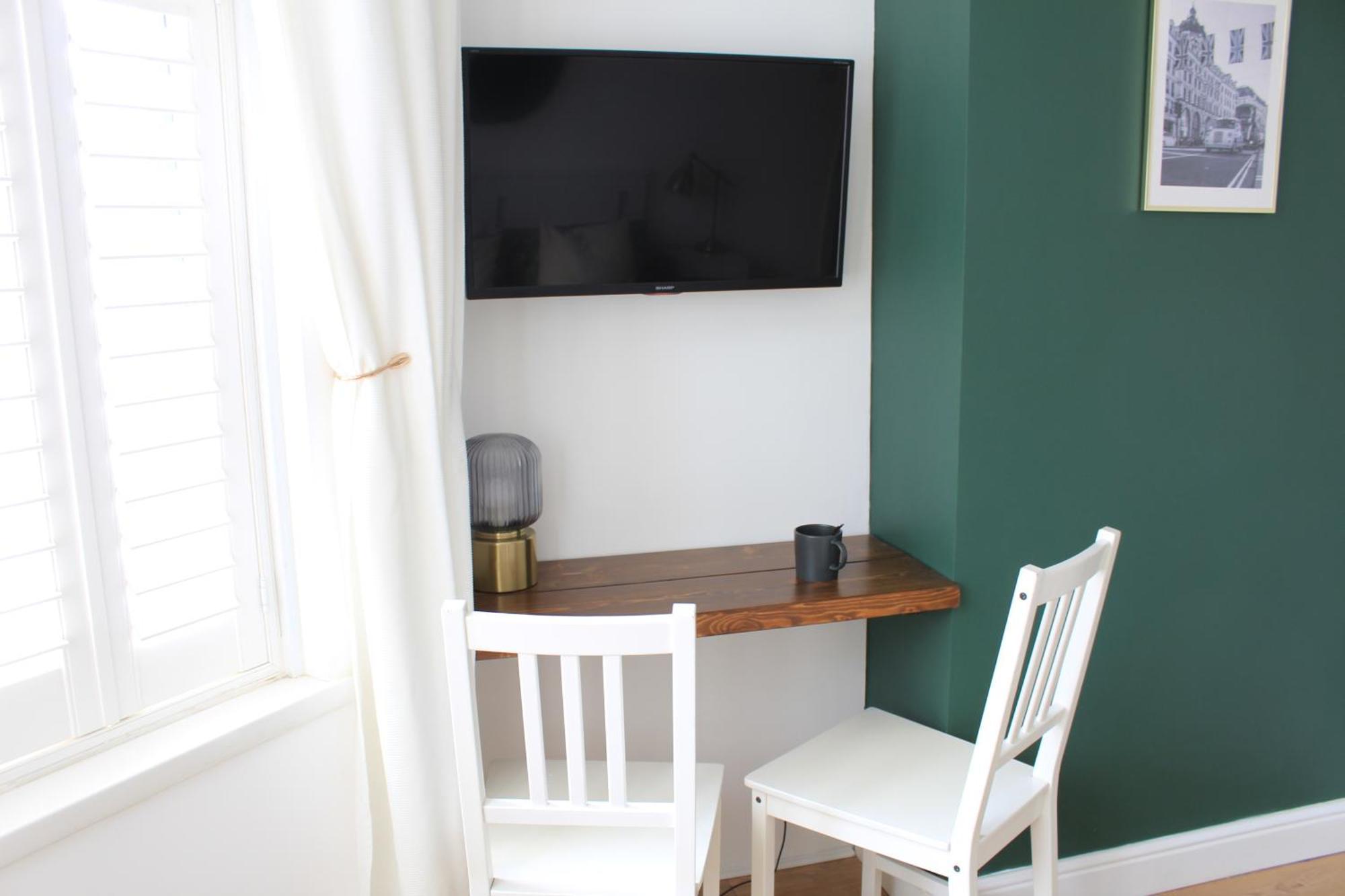Private Toilet, 15 Min To * London